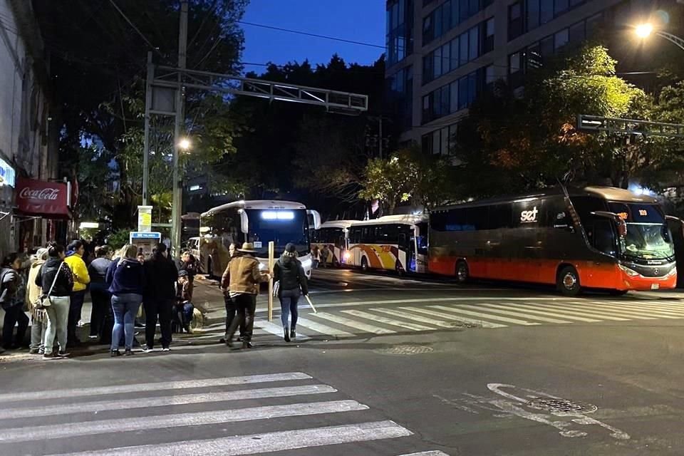 Simpatizantes del Presidente arribaron en varios camiones a la calle Salamanca, en la colonia Roma.