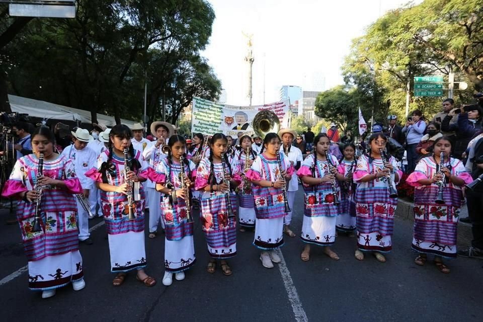 Banda de viento conformada por mujeres oaxaqueñas que portaba huipil.