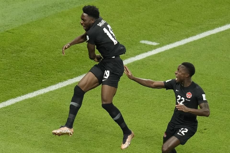 Así festejó Alphonso Davies su primer gol en el partido de este domingo.