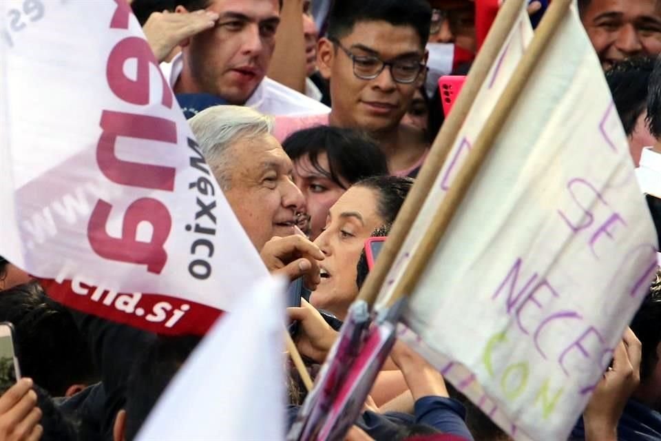 Claudia Sheinbaum, Jefa de Gobierno de la Ciudad de México, permanece al lado del Presidente López Obrador en la contramarcha.