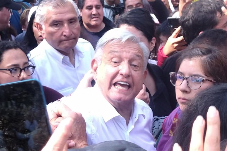 En su contramarcha, AMLO avanza a paso muy lento hacia el Zocalo entre tumultos, desorganización e improvisación.