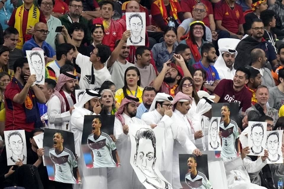 Algunos aficionados en las gradas del Al Bayt llevaron imágenes del ex seleccionado alemán Mesut Ozil.