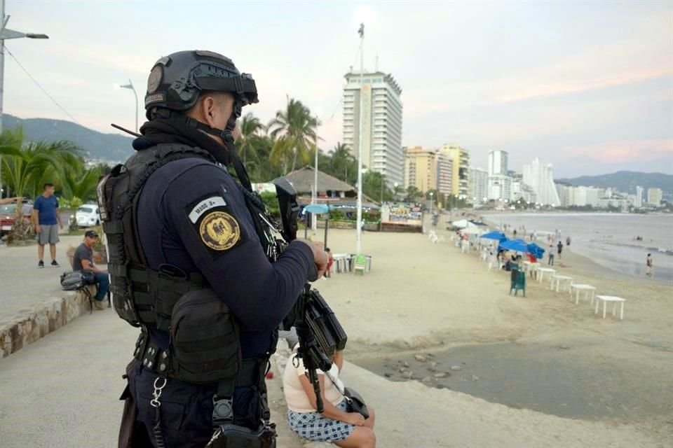 Fuerzas armadas federales y estatales recorren las zonas turísticas de Acapulco.