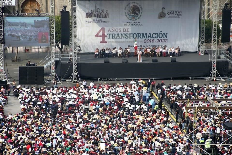 El Mandatario en el templete del Zócalo capitalino.