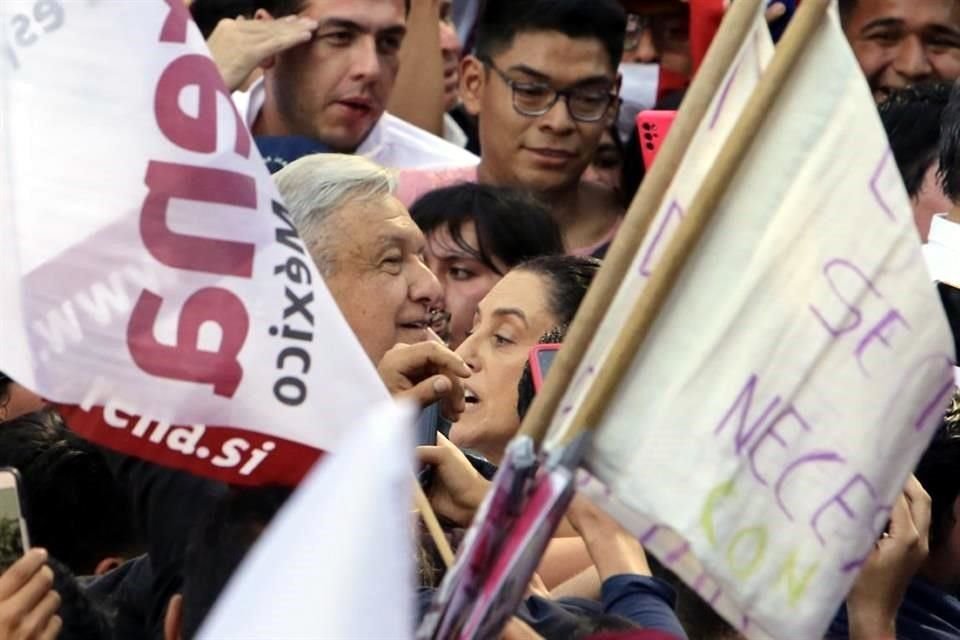 El Presidente López Obrador y la Jefa de Gobierno, Claudia Sheinbaum, durante la marcha en Paseo de la Reforma.