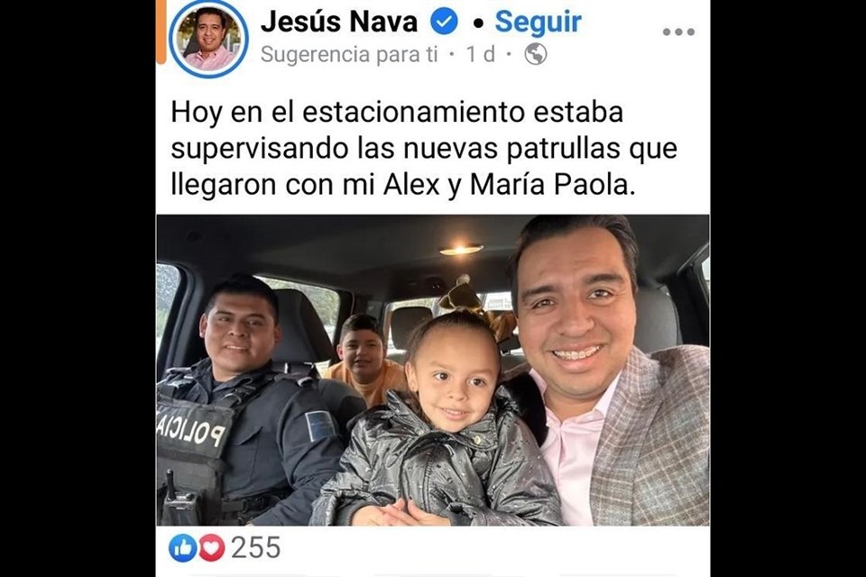 El sábado, el Alcalde Jesús Nava se tomó fotos junto con sus hijos en una patrulla de la Policía municipal.