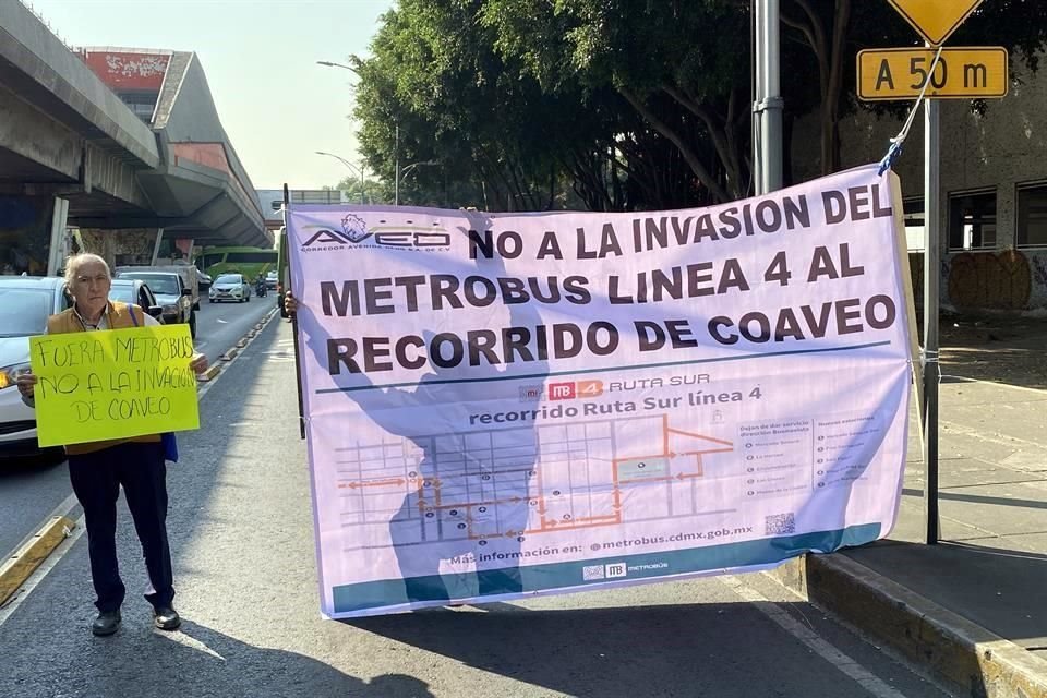 El arranque del cambio de ruta de la Línea 4 del metrobús se vio interrumpida por el bloqueo que realizaron transportistas de la zona.