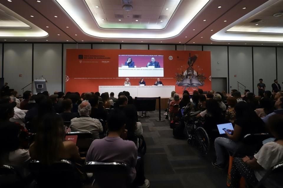 Mircea Cartarescu, Premio FIL de Literatura en Lenguas Romances 2022, convivió ayer con jóvenes lectores en Guadalajara.