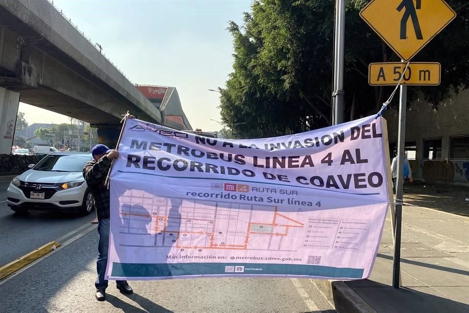 Un grupo de transportistas del Corredor Avenida 8 bloqueó el paso de las unidades articuladas.