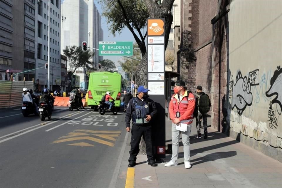 Transportistas del Corredor Avenida 8 aseguran que la Línea 4 de Metrobús podría atentar económicamente contra su labor.