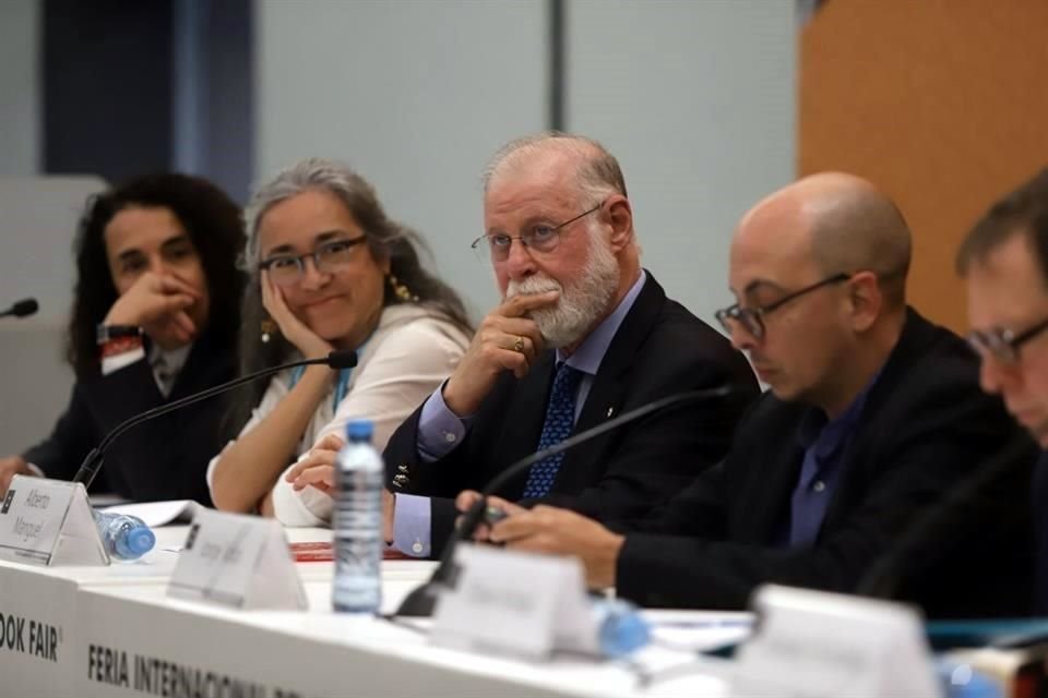 Consuelo Sáizar, Cristina Rivera Garza, Alberto Manguel, Jorge Volpi y Efraín Kristal durante la mesa de análisis 'Universo Carlos Fuentes: Ficciones'.
