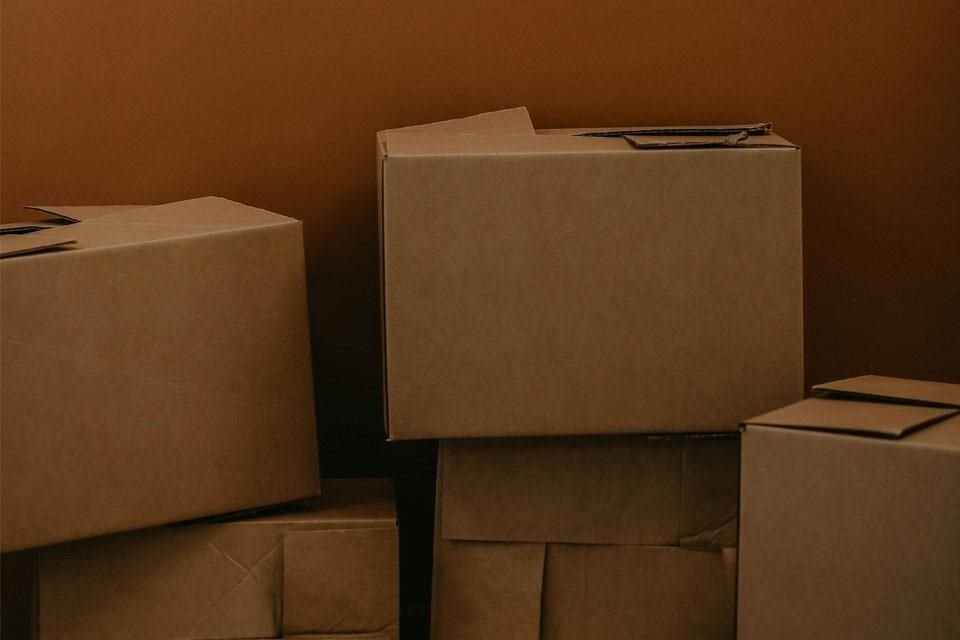 Sin necesidad de tener jardín, cualquier persona puede elaborar composta en casa a través de un método basado en una caja de cartón.