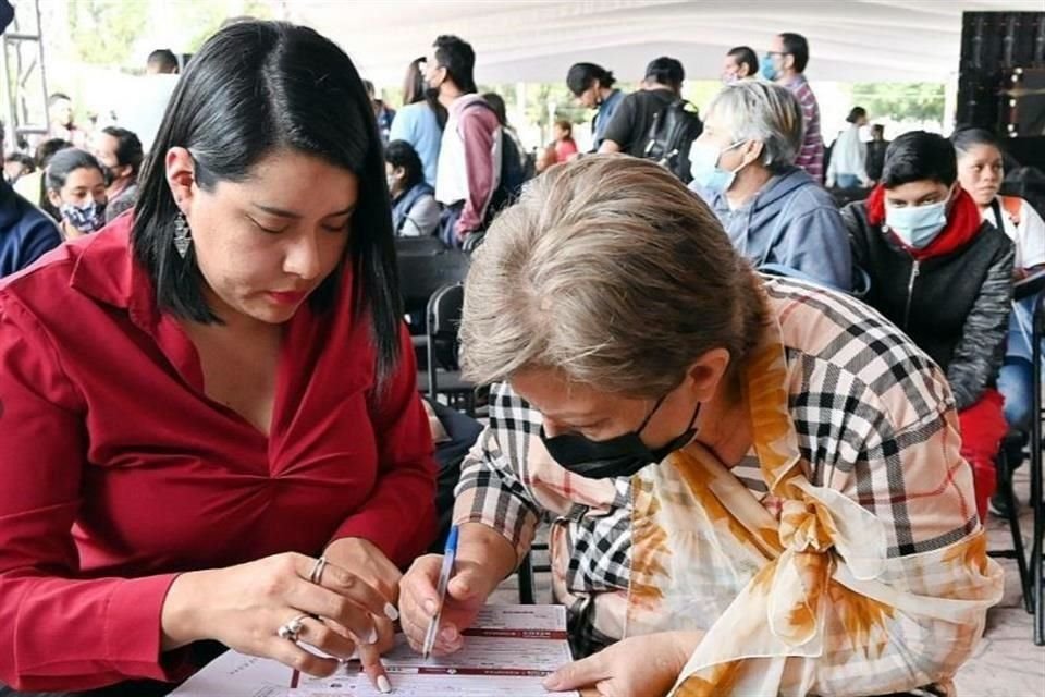 Autoridades capitalinas comenzaron el reparto de tarjetas de pensión a personas con discapacidad, en la Alcaldía Iztacalco.