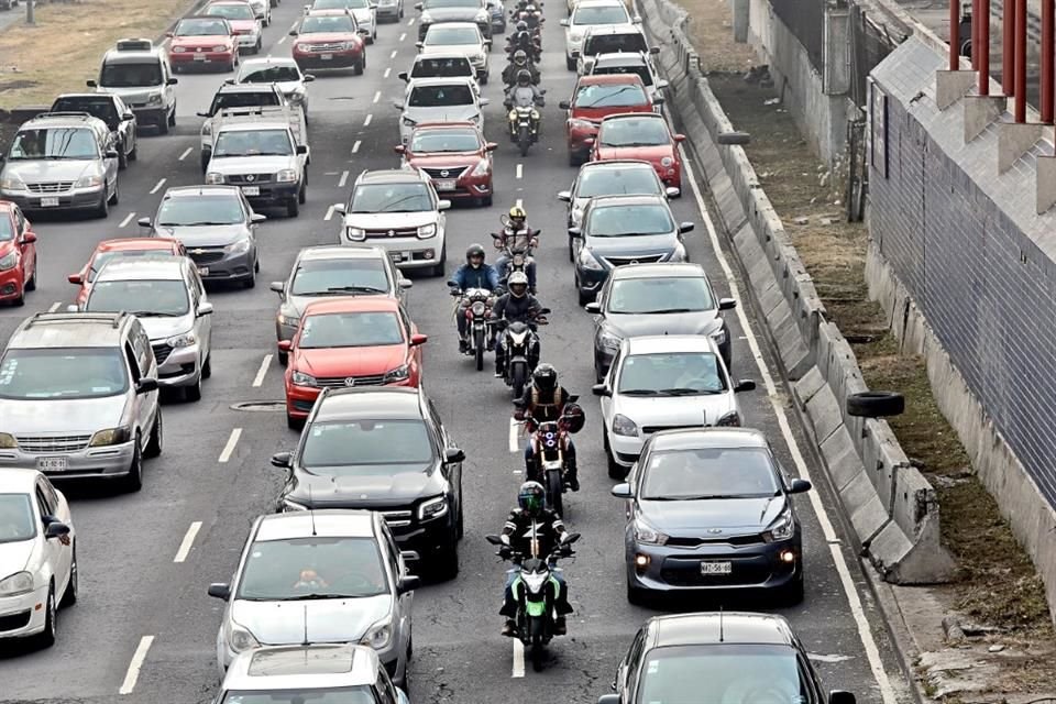 Calzada Zaragoza, invadida por motos sin respetar el reglamento de tránsito. En sólo 5 minutos se contabilizaron 72 unidades.