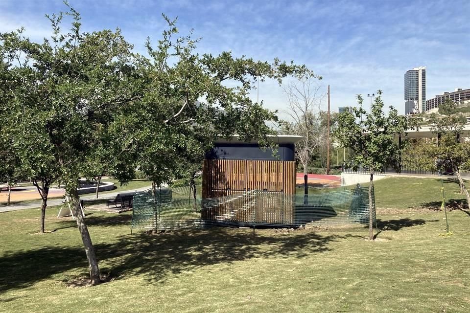 En el Parque El Capitán, en la Colonia Fuentes del Valle, se construye un kiosko para venta de café, pan y nieve.