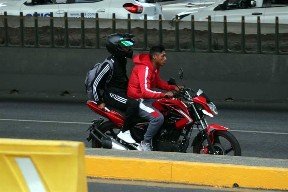 En las vías de acceso controlado, donde sólo pueden circular motos de más de 250 centímetros cúbicos, circulan motos más pequeñas.