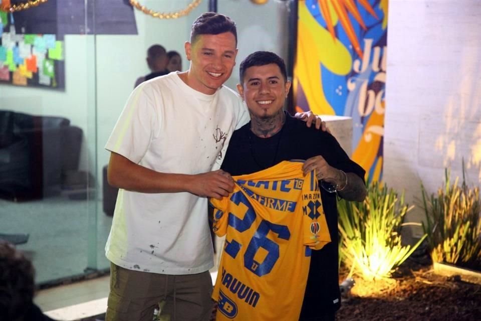 El barbero se llevó una playera de Thauvin.