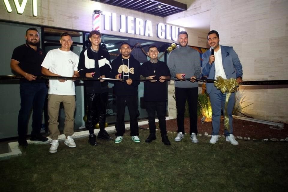 Los jugadores de Tigres lo acompañaron en la inauguración.