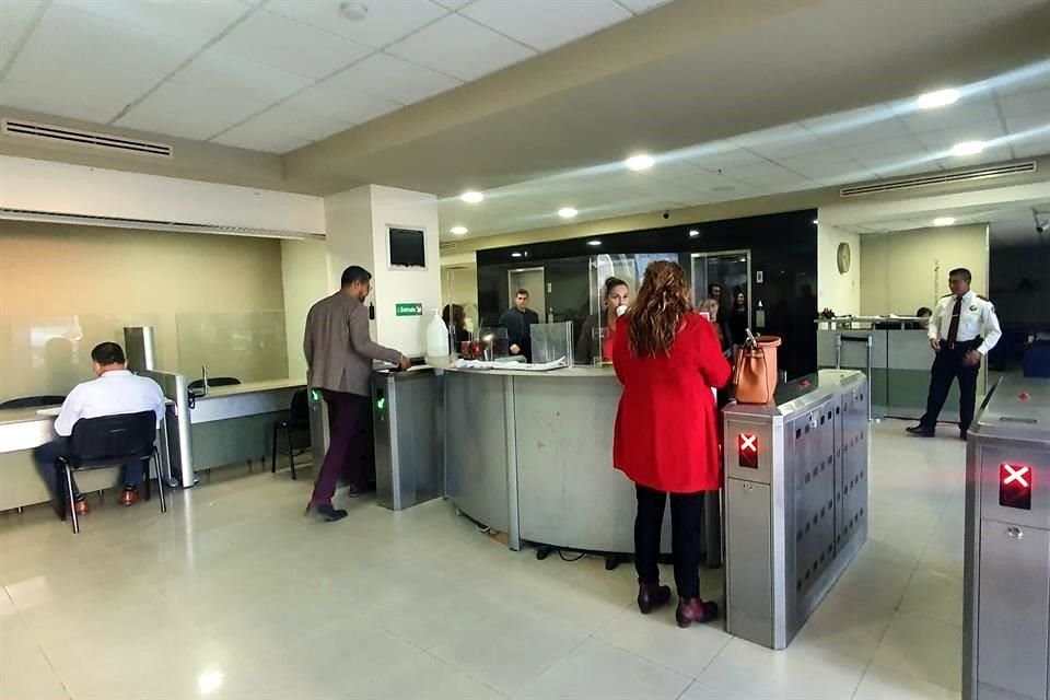 Personal de la Fiscalía Anticorrupción que labora en el edificio de la Tesorería Estatal pudo ingresar a sus oficinas.