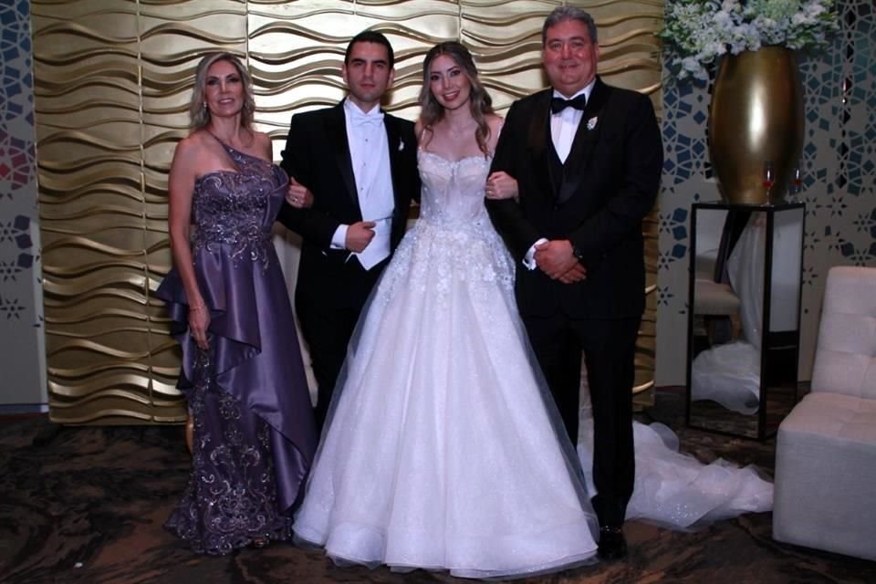 Armida Padilla de Padrón, David Ernesto García García, Valeria Padrón Padilla y Alfonso Padrón Garza