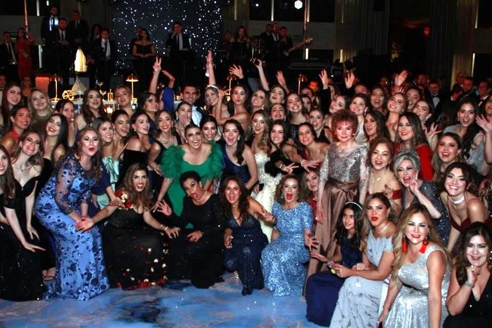 Valeria Padrón Padilla y David Ernesto García García con un grupo de amigos