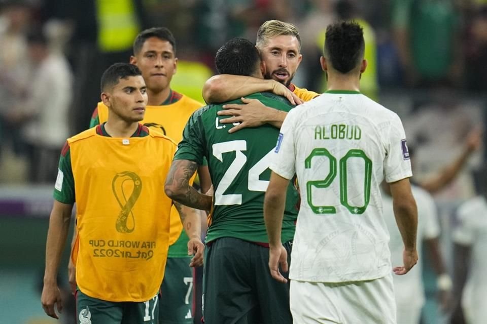 Hector Herrera abrazó a Luis Chavez tras su gol contra Arabia.