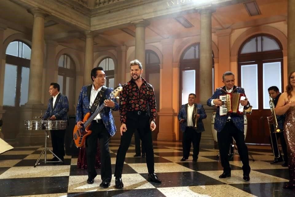 Disfruta David Bisbal grabar una cumbia con Los Ángeles Azules; asegura que le recordaba a su tierra, Almería, en Andalucía, España.