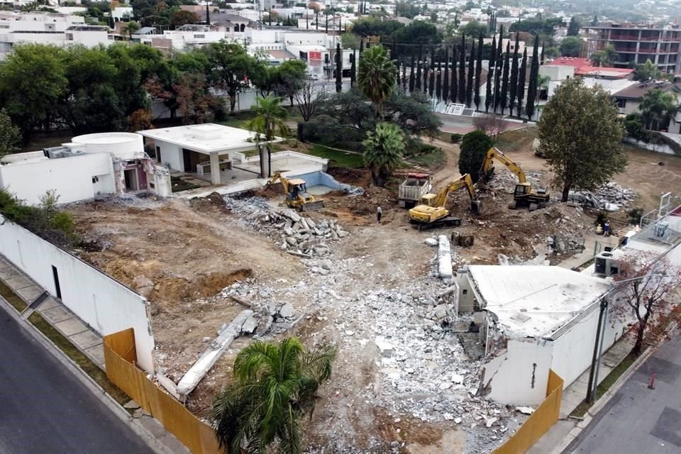 La casa del ex Gobernador Alfonso Martínez Domínguez, en la esquina de Alfonso Reyes y Bosques del Olivo, en Bosques del Valle, es demolida.