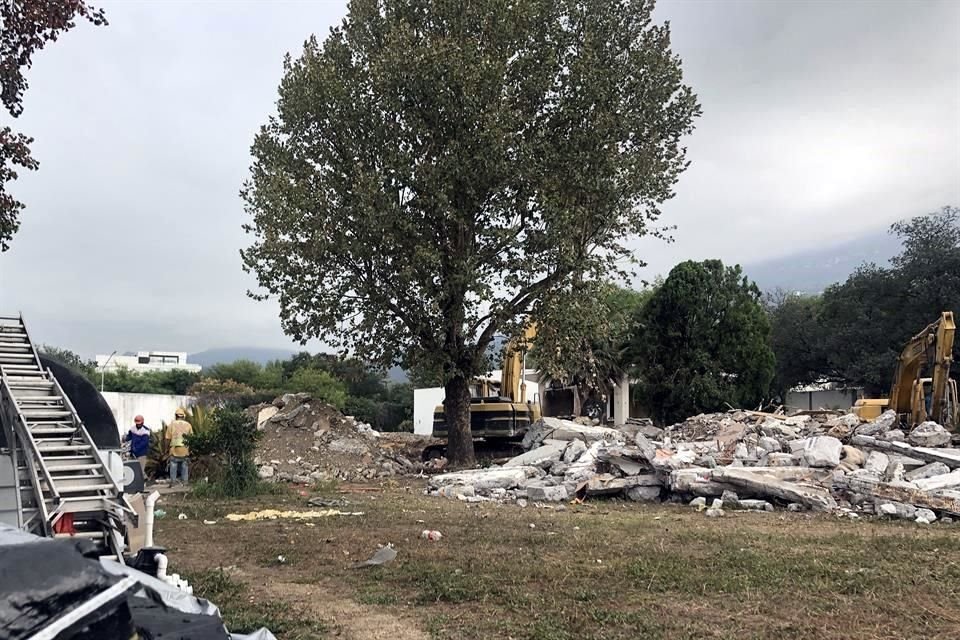 La casa del ex Gobernador Alfonso Martínez Domínguez, en la esquina de Alfonso Reyes y Bosques del Olivo, en Bosques del Valle, es demolida.