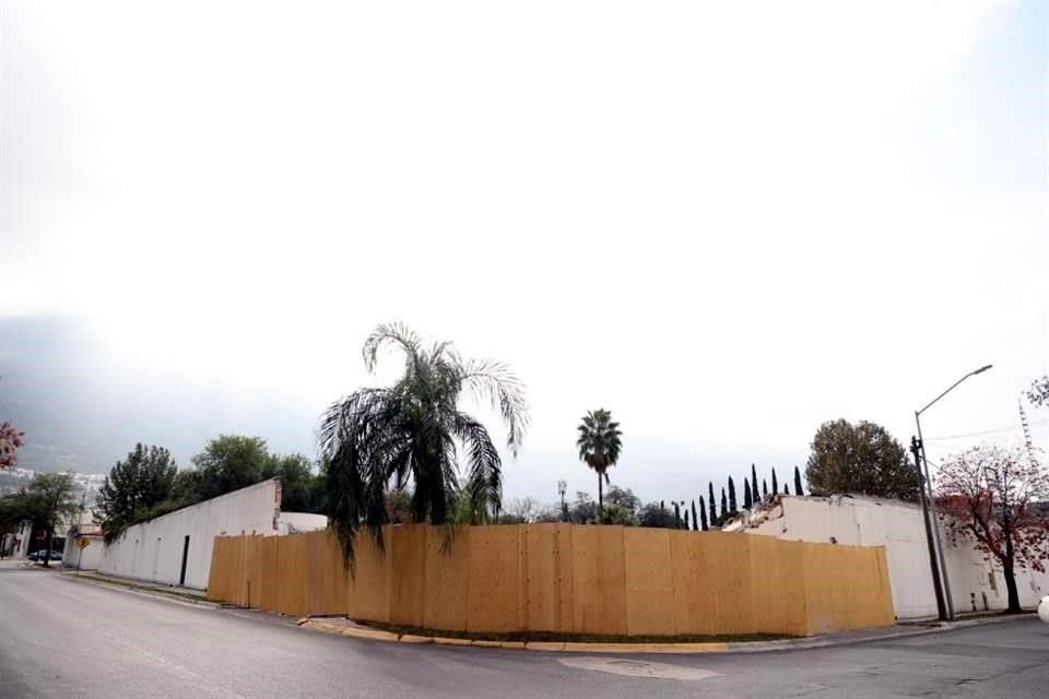 La casa del ex Gobernador Alfonso Martínez Domínguez, en la esquina de Alfonso Reyes y Bosques del Olivo, en Bosques del Valle, es demolida.