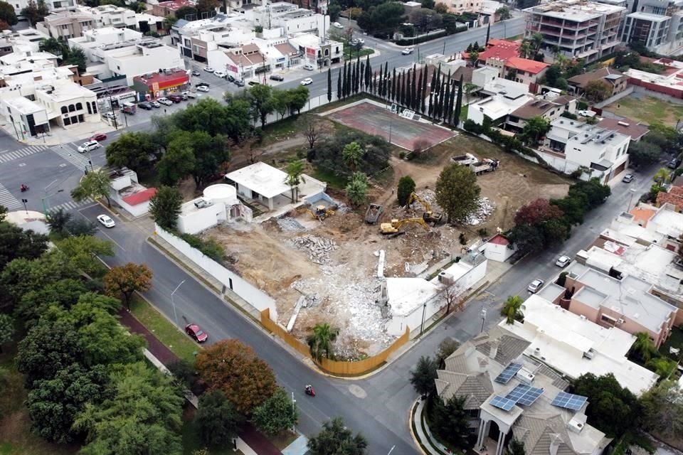 La casa del ex Gobernador Alfonso Martínez Domínguez, en la esquina de Alfonso Reyes y Bosques del Olivo, en Bosques del Valle, es demolida.