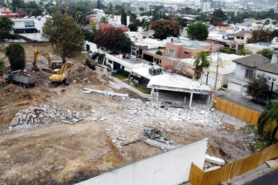 La casa del ex Gobernador Alfonso Martínez Domínguez, en la esquina de Alfonso Reyes y Bosques del Olivo, en Bosques del Valle, es demolida.