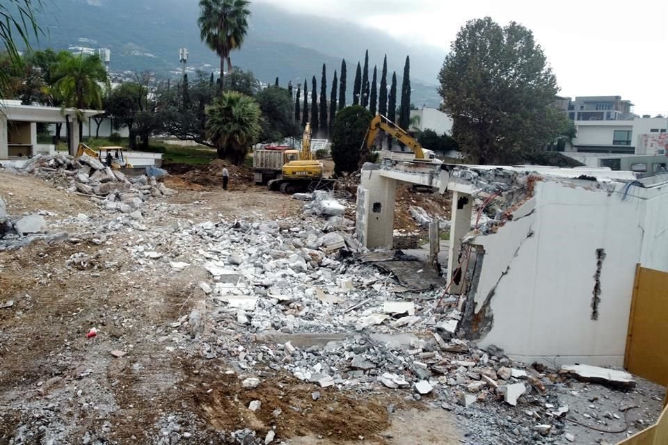 La casa del ex Gobernador Alfonso Martínez Domínguez, en la esquina de Alfonso Reyes y Bosques del Olivo, en Bosques del Valle, es demolida.