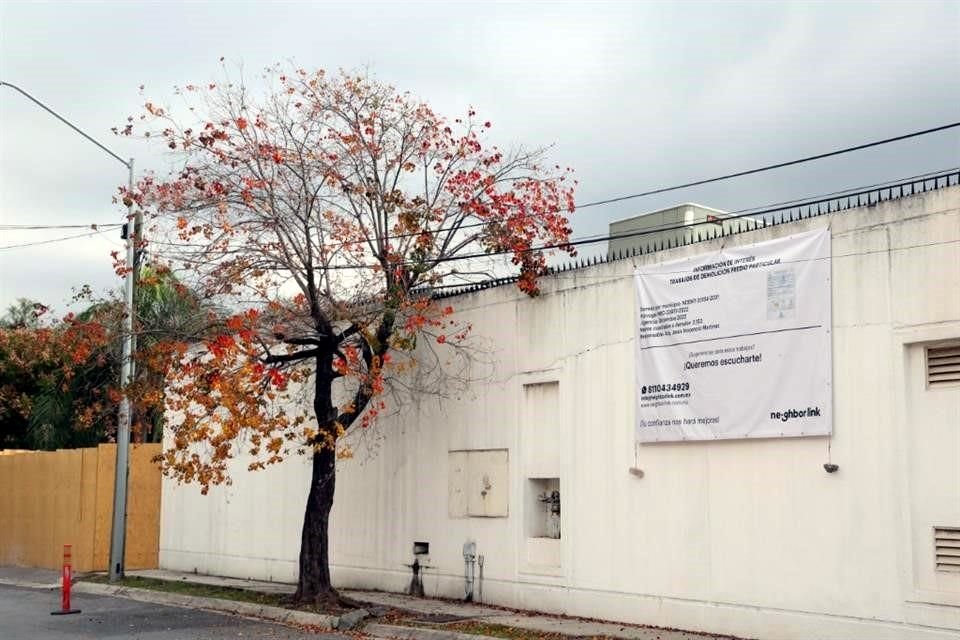 La casa del ex Gobernador Alfonso Martínez Domínguez, en la esquina de Alfonso Reyes y Bosques del Olivo, en Bosques del Valle, es demolida.