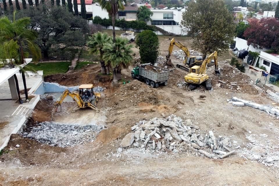 La casa del ex Gobernador Alfonso Martínez Domínguez, en la esquina de Alfonso Reyes y Bosques del Olivo, en Bosques del Valle, es demolida.