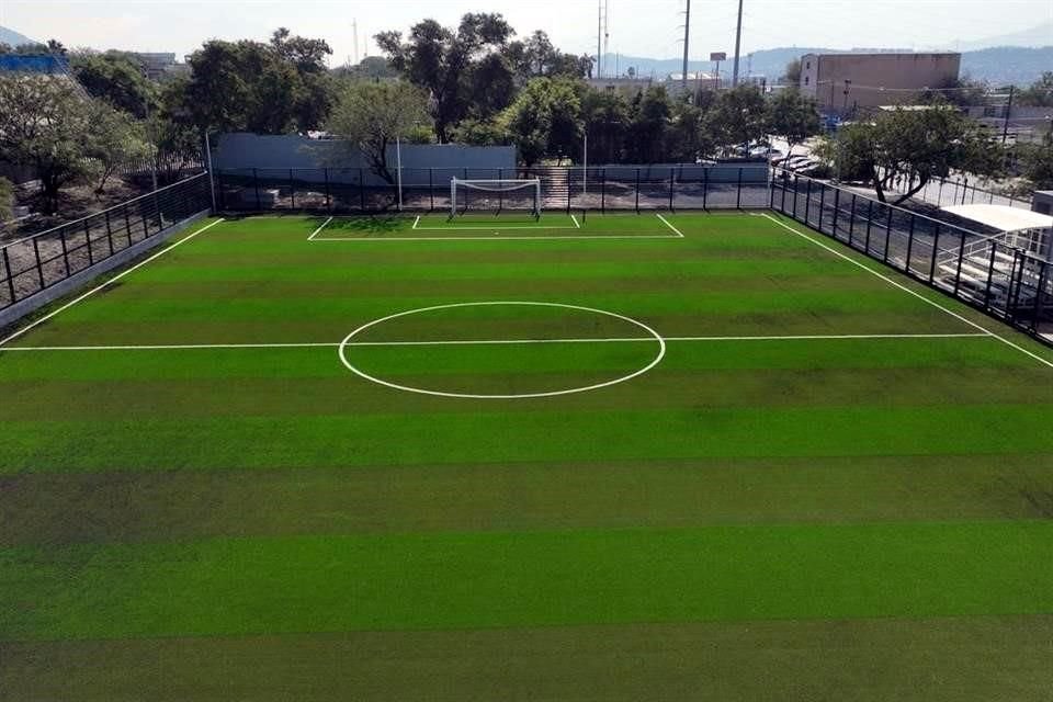 Se detalló que además de la cancha de fut 9, también se rehabilitó el área de picnic, así como oficinas y sanitarios.