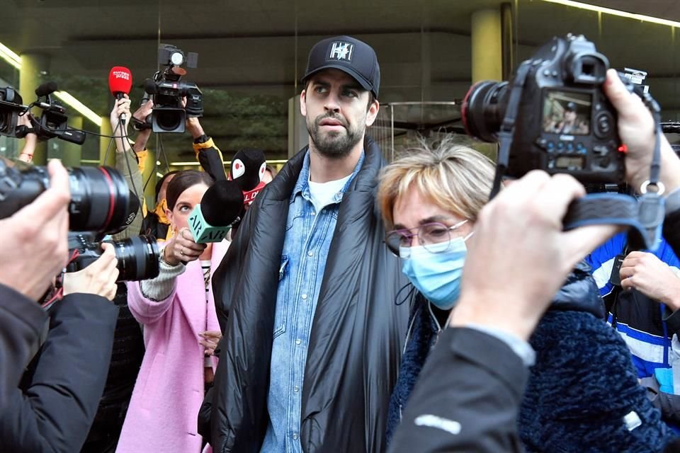 El ex futbolista evitó a la prensa a su llegada y salida del juzgado en Barcelona.