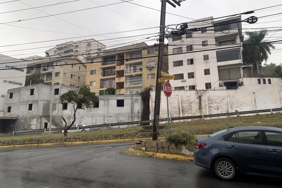 Los residentes se quejan de que faltan semáforos por la zona.