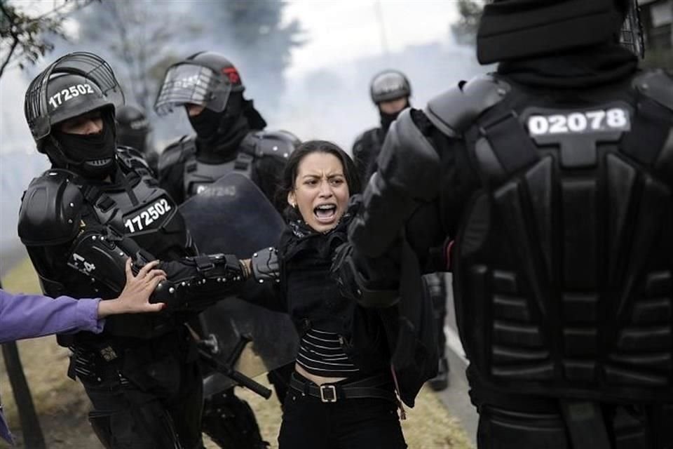 Agentes del Esmad detienen a una manifestante, durante las protestas del Paro Nacional de 2021.