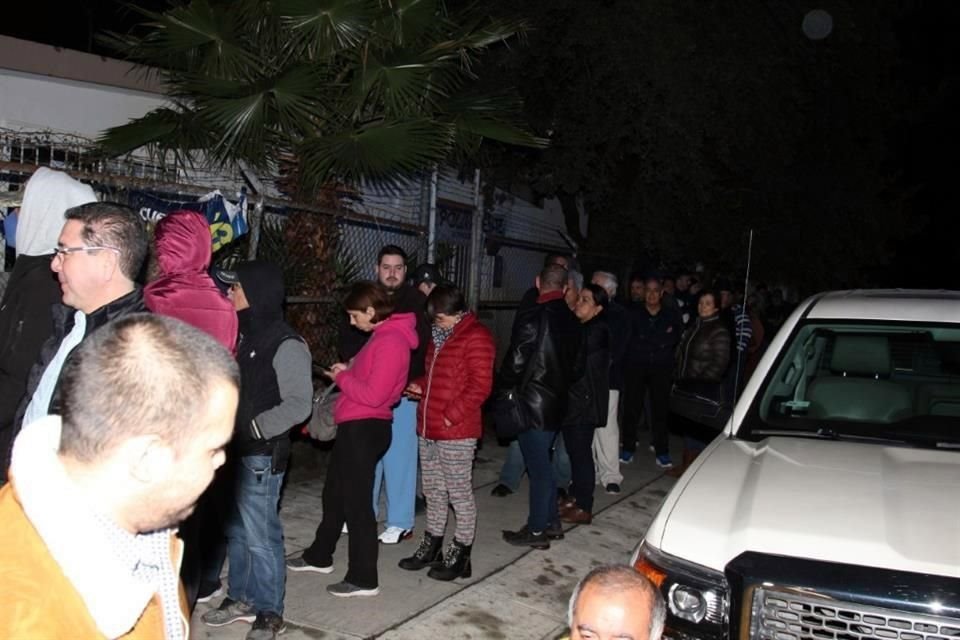Gente haciendo fila para votar