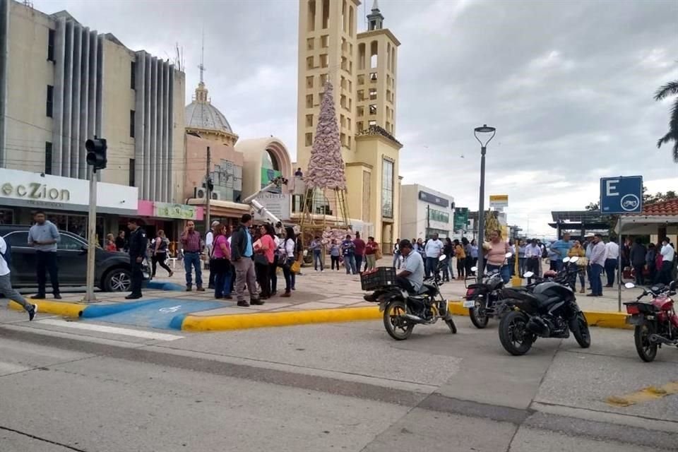 El edificio de la Presidencia Municipal fue desalojado ante el reporte de un explosivo en el lugar.