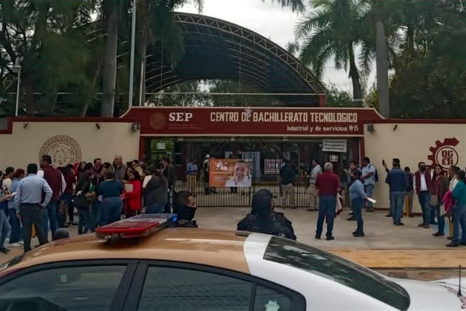 El CBTIS 15 fue desalojado ante el reporte de un explosivo en el lugar.