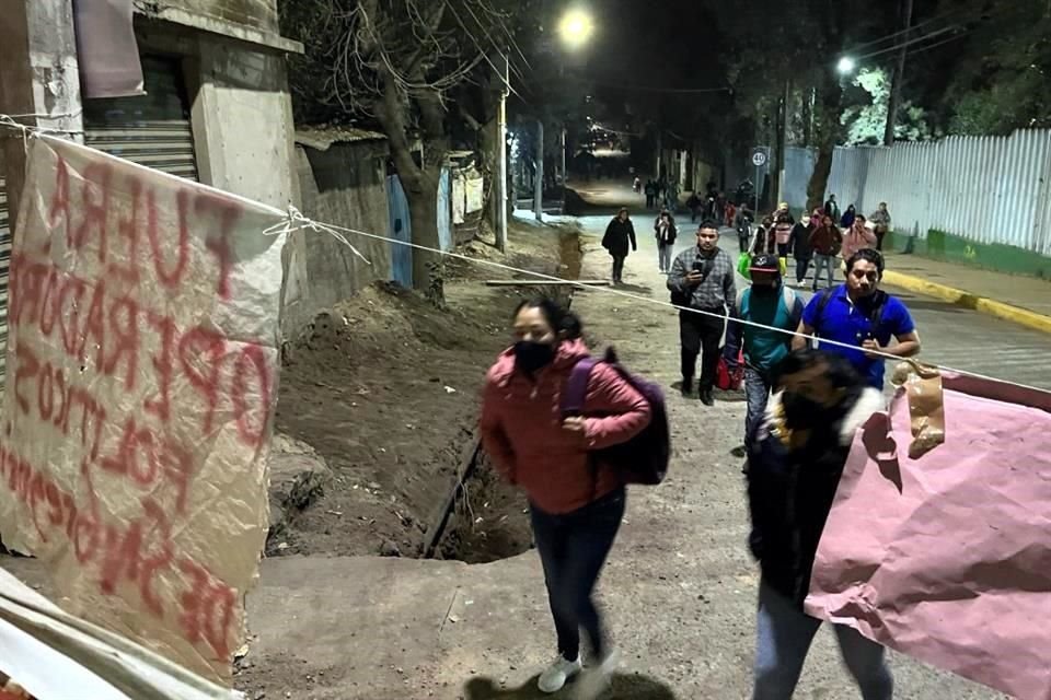 Vecinos de San Gregorio Atlapulco realizan un bloqueo para pedir el cese a las obras hidráulicas en la zona.