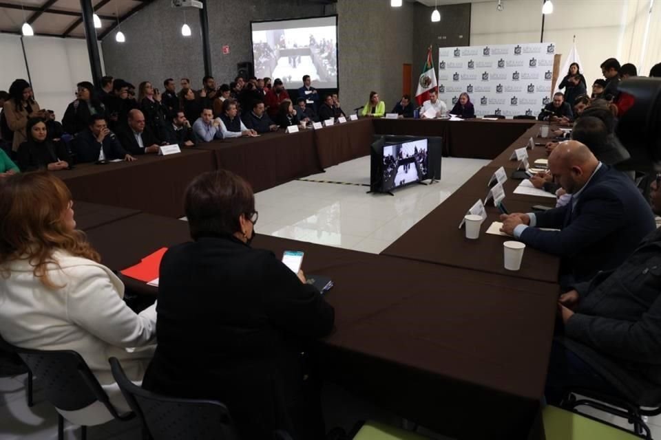 Alcaldes que integran el Pacto por Nuevo León tuvieron una mesa de trabajo con Diputados locales en el Congreso.