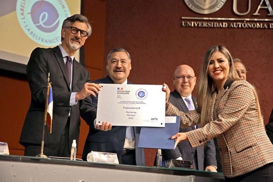 Jean-Pierre Asvazadourian, Embajador de Francia en México, y el Rector Santos Guzmán durante la entrega de reconocimientos a ocho prepas de la UANL.