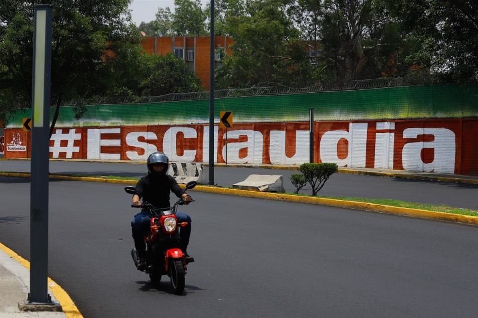 El INE ordenó a la Jefa de Gobierno de la CDMX, Claudia Sheinbaum, a deslindarse de la pinta de bardas y exigir a sus simpatizantes dejar de hacerlo