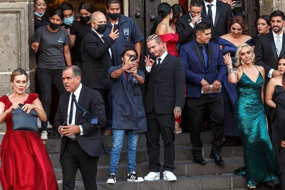 J Balvin hasta se dio tiempo para posar tranquilamente para varias fotos y selfies con los invitados y personal de la Catedral.