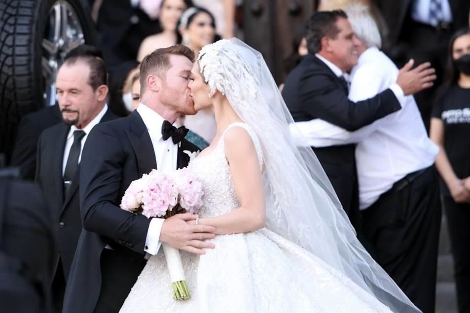 La feliz pareja posó ante cientos de fans y sellaron su amor con un beso.