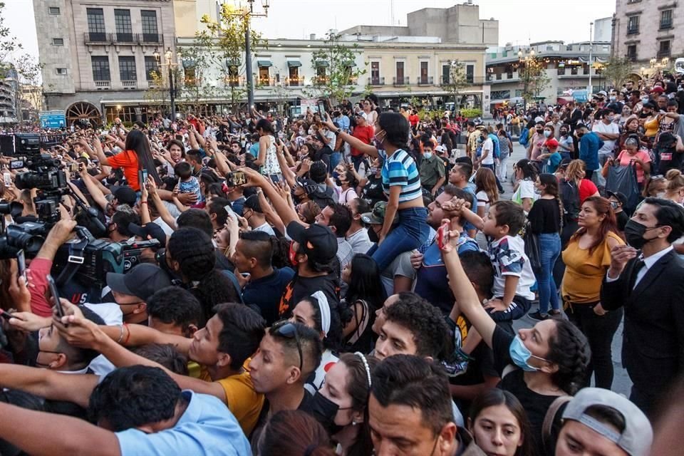 Los fans de 'Canelo' enloquecieron al verlo salir de la Catedral de Guadalajara.