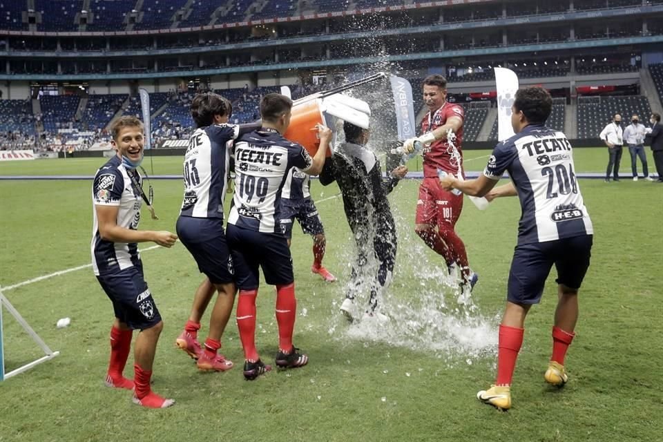 Hugo Norberto Castillo está más que feliz por el título rayado; sus jugadores así celebraron con él.